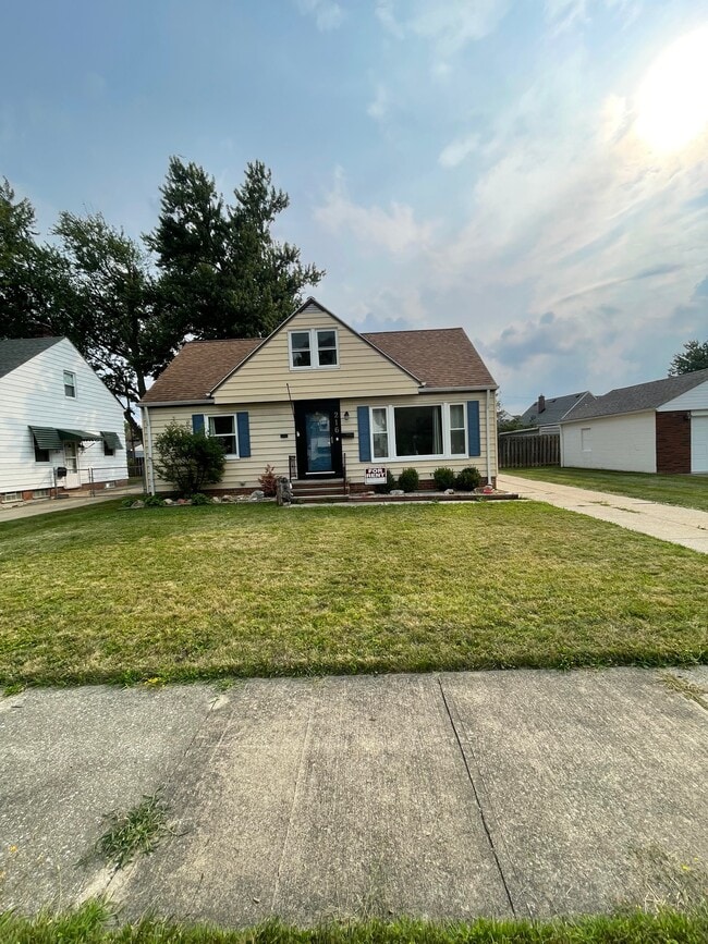 Building Photo - 216 E 328th St