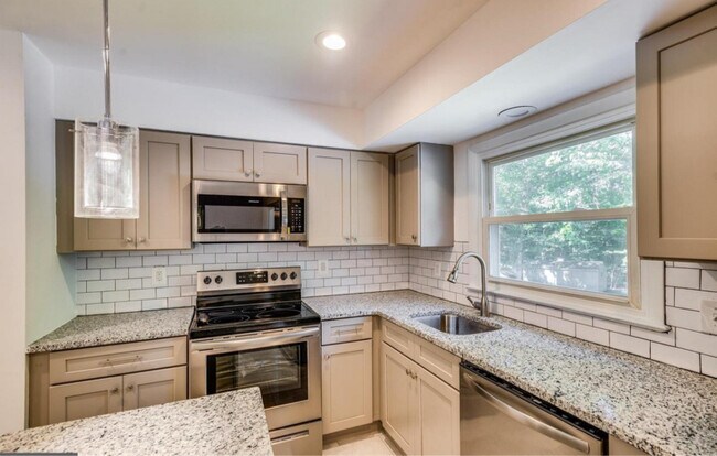 Foto del edificio - 3650 Laurel Dr