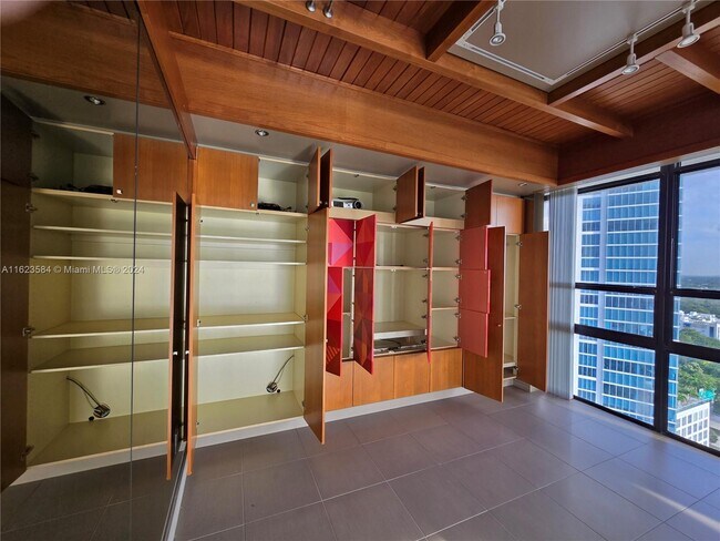Foto del edificio - 600 NE 36th St
