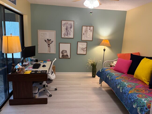 Área de oficina y sofá cama. - 2729 Countryside Blvd