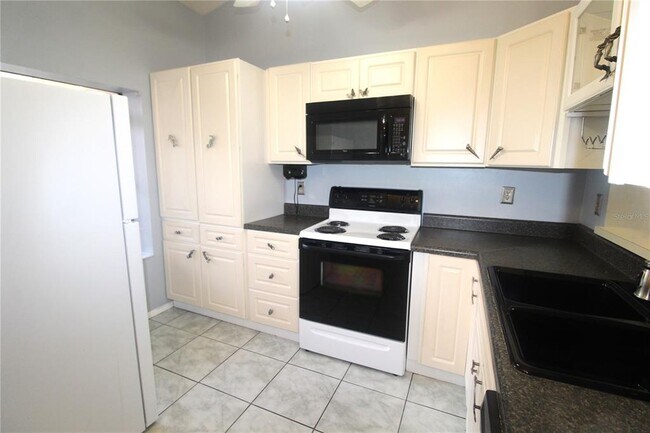 Foto del edificio - 8403 Gardens Cir