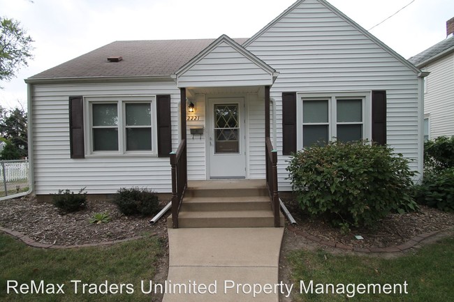 Building Photo - 2221 W Ayres Ave