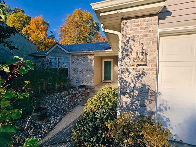 Foto del edificio - 235 Spring Forest Ct