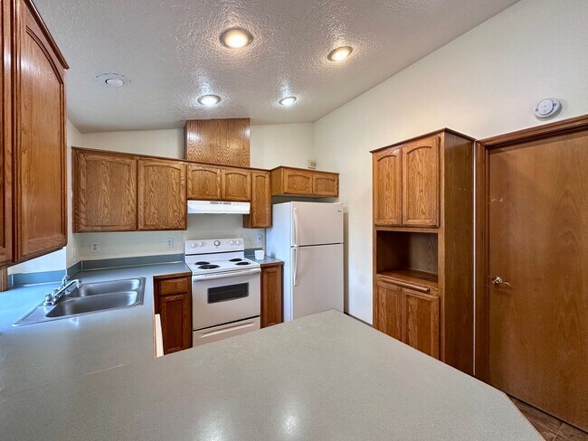 Foto del edificio - Adorable and Spacious!! Troutdale Duplex in Cul-de-sac!!