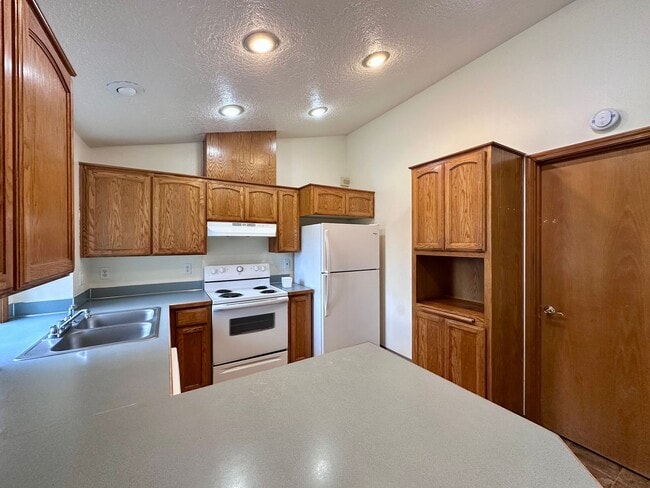 Building Photo - Adorable and Spacious!! Troutdale Duplex in Cul-de-sac!!