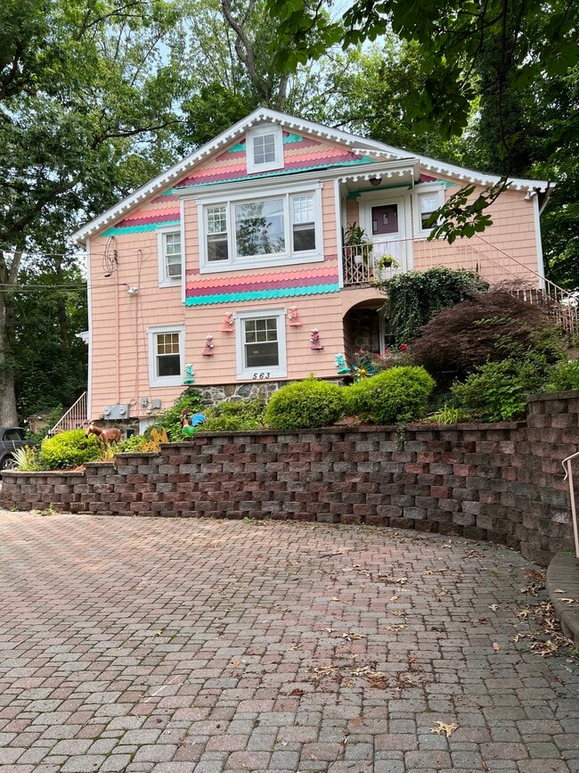 Building Photo - 563 Art Ln