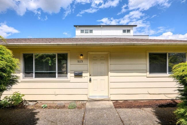 Building Photo - Updated 2 Bedroom, 1 Bathroom Duplex in the Heart of North Portland