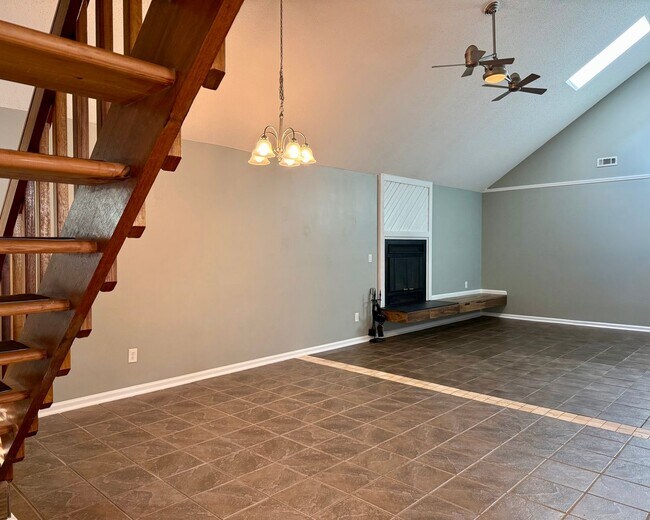 Building Photo - Cute 3 bed 2 bath in central location READ...