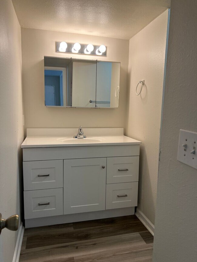 Foto del edificio - Pretty updated unit with New Flooring