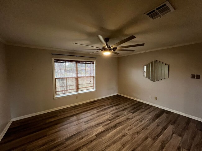 Building Photo - 3 Bedroom, 2 Bathroom, Brick Home with large yard