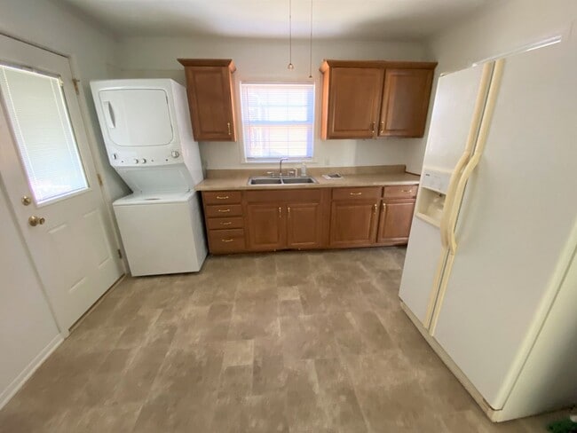 Building Photo - ~~ Cute 3-bedroom Brick Ranch located in B...