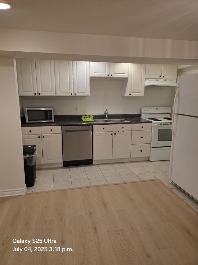 Building Photo - 2 bedroom basement apartment Don Mills & S...
