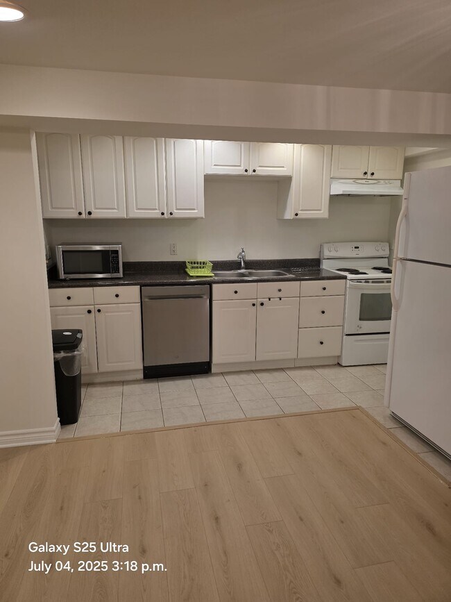 Photo du bâtiment - 2 bedroom basement apartment Don Mills & S...