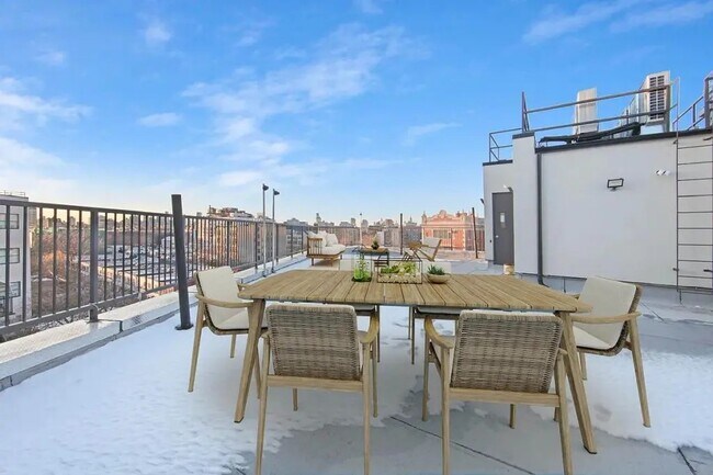 Foto del edificio - Furnished room/NOT APARTMENT