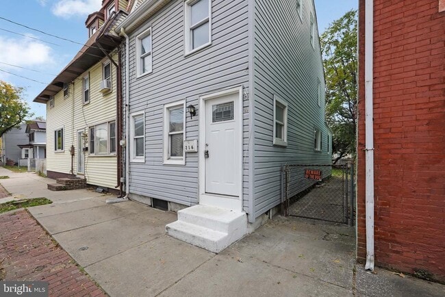 Building Photo - 216 Somerset St