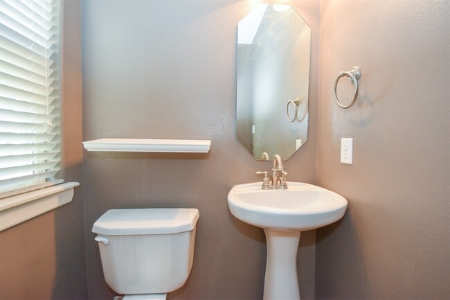 Building Photo - 1141 W 24th St