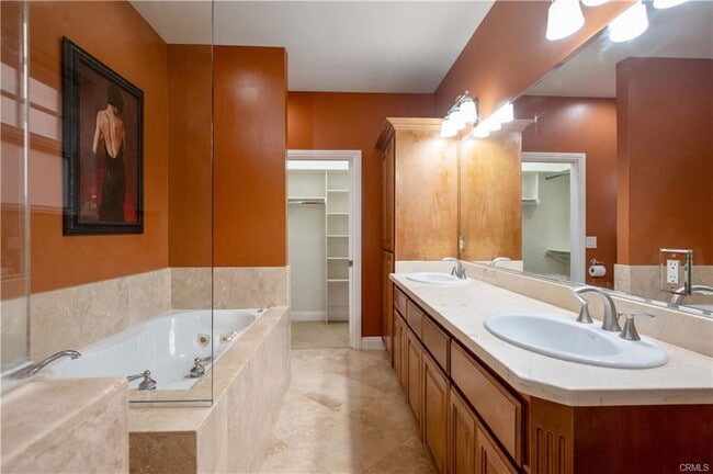 Building Photo - 3533 S Kerckhoff Ave