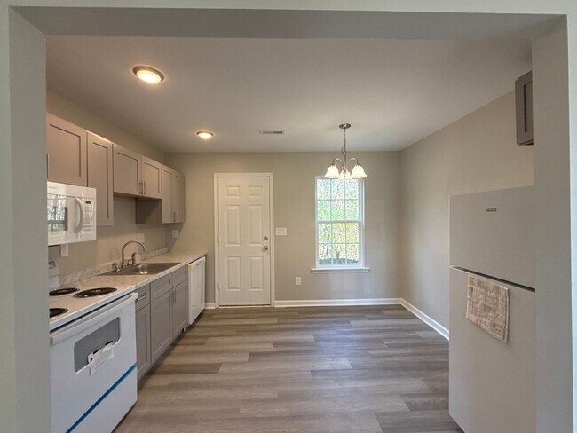 Building Photo - 1802 Sloan Dr