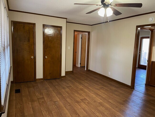 Building Photo - 2-3 BED, 1.5 BATH BRICK HOME