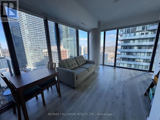 Building Photo - 161 Roehampton Ave