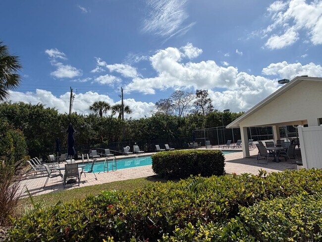 Foto del edificio - ANNUAL RENTAL - 4 BED / 3 BATH LAKE FRONT POOL HOME IN REGENT PARK