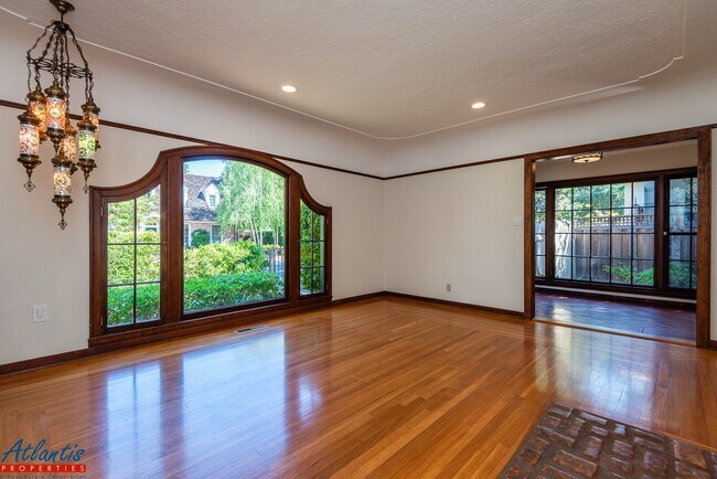 Foto del edificio - Charming Home | Spanish Architecture | Desirable Location