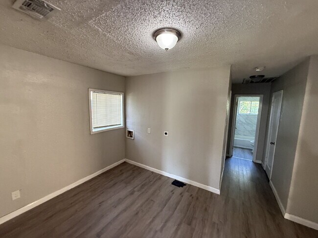 Building Photo - 2213 Lea Crest Dr