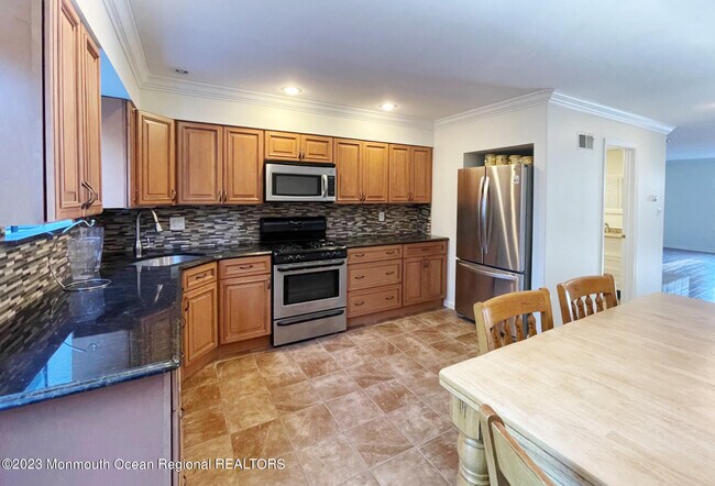 Building Photo - 208 Marina Dr