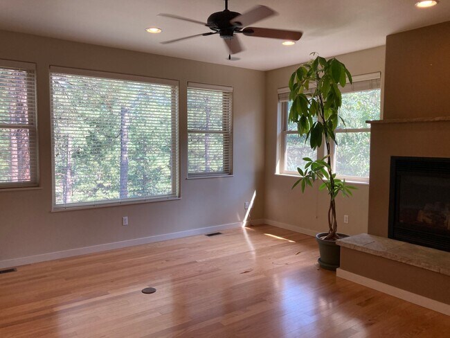 Foto del edificio - Custom home in the sought-after Edgemont H...