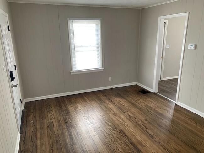 Building Photo - Three Bedroom One Bathroom Home in Columbus!
