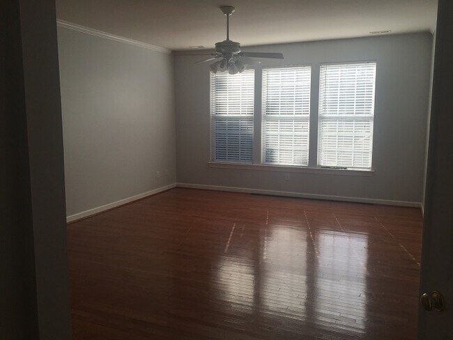 Foto del edificio - Available NOW - Must See Townhome at Powhatan Place, First floor primary suite!