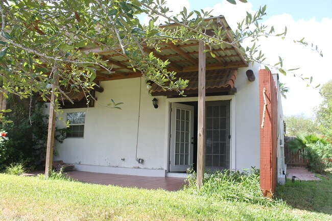 Foto del edificio - 3744 Boca Chica Blvd