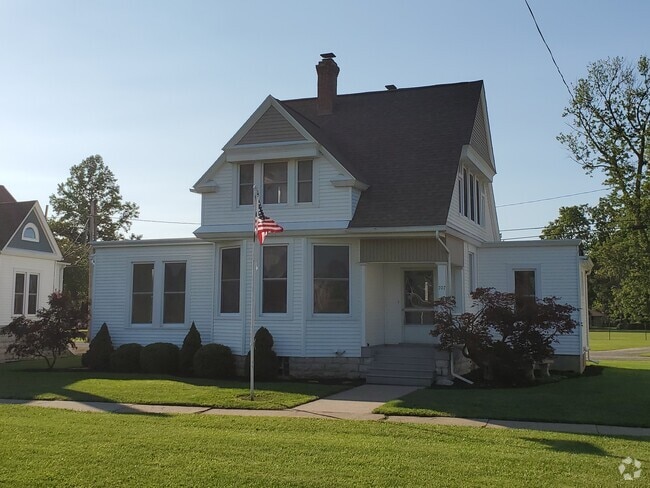 Building Photo - 707 Dewitt Ave
