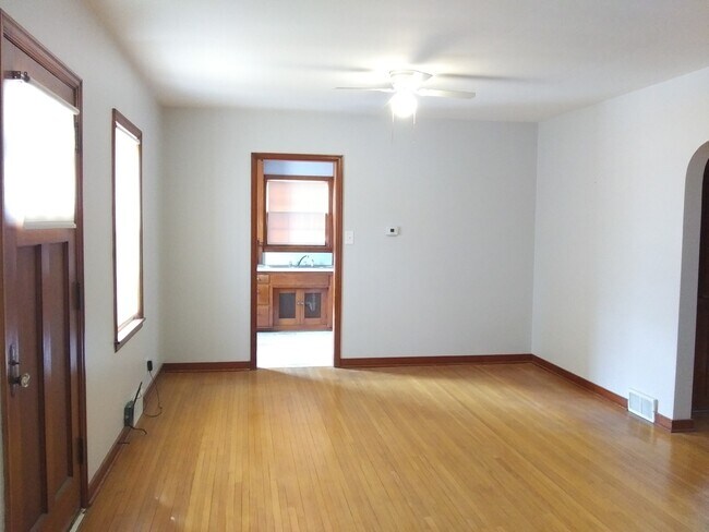 Foto del edificio - 105 S Lindberg Ave