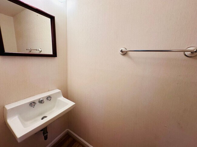Building Photo - 3 Bedroom 2.5 Half Bath Townhouse