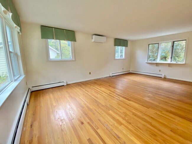 Foto del edificio - 4 Bedroom Home in Burlington VT Available 1/1/26!