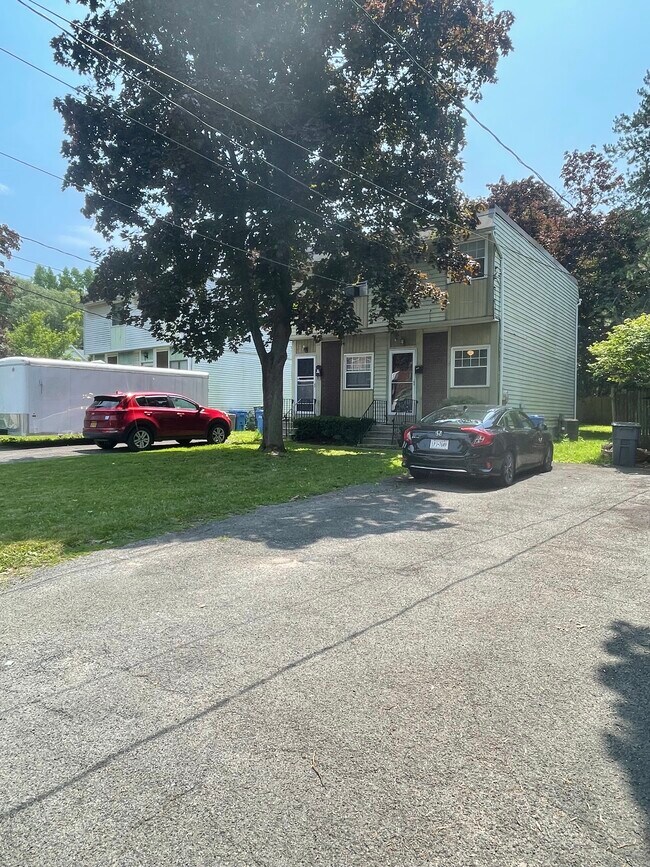 Entrada para vehículos (con capacidad para 2 o 3 coches) - 326D Cortland St
