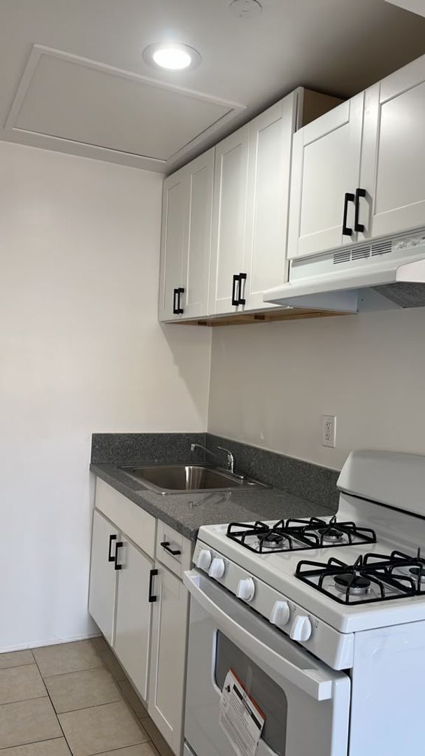 Foto del edificio - Charming, Remodeled Studio Apartment in Panorama City