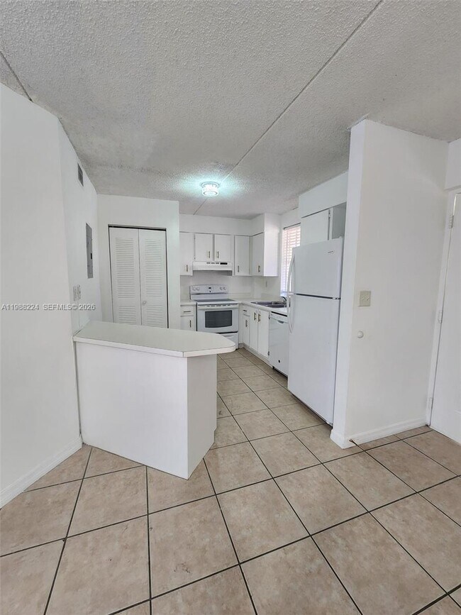 Foto del edificio - 6195 NW 186th St