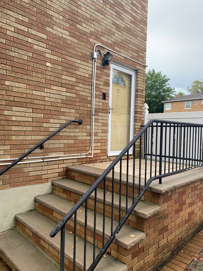 Building Photo - 548 Jefferson Blvd