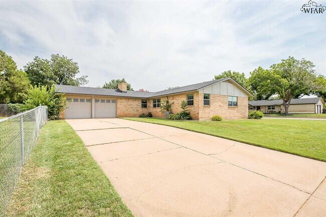 Building Photo - 10 Jo Ann Cir
