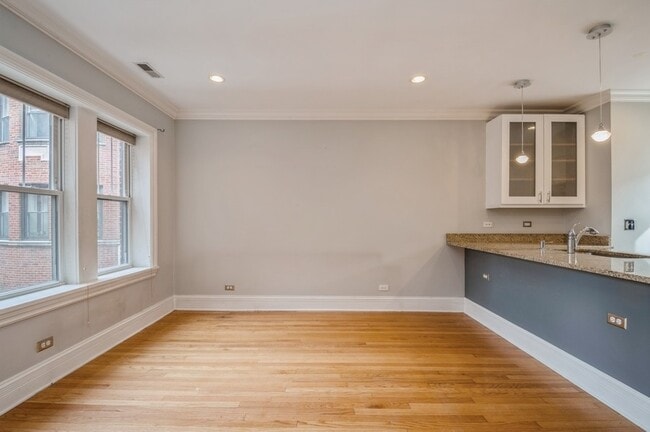 Building Photo - 1429 W Elmdale Ave