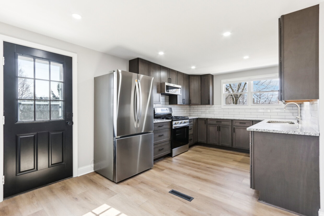 Kitchen w/Gas stove - 1715 W Custer Ave