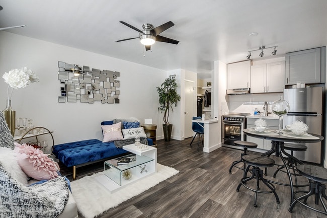 Eames Deluxe 2 - Studio 710 Apartments