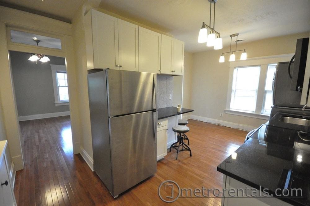 KITCHEN NOOK W STOOL! - 195 Thurman Ave