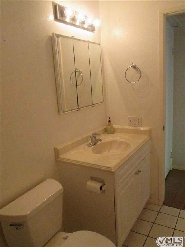 Foto del edificio - 5700 Baltimore Dr