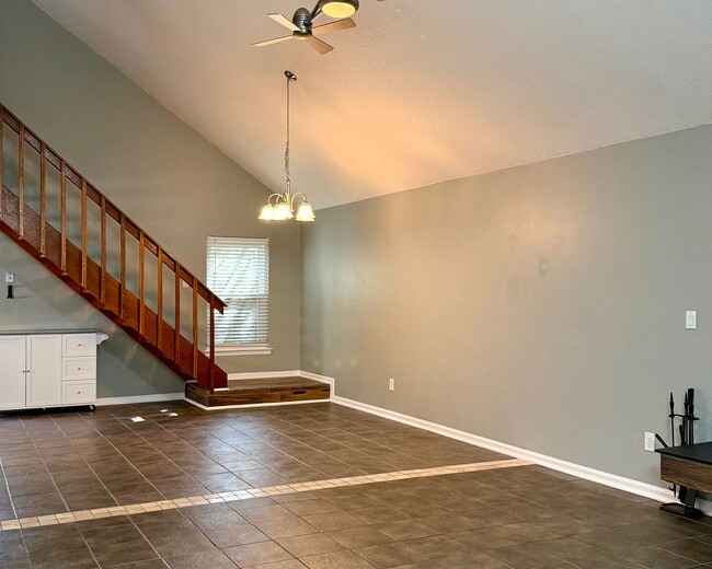 Building Photo - Cute 3 bed 2 bath in central location READ...