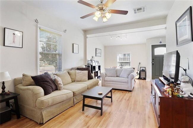 Light and airy living room (furniture is not included -sorry!) - 213 Polk Street House