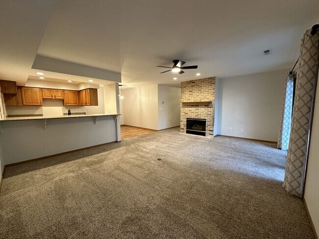 Foto del edificio - Updated 1st Floor Condo in Delafield!