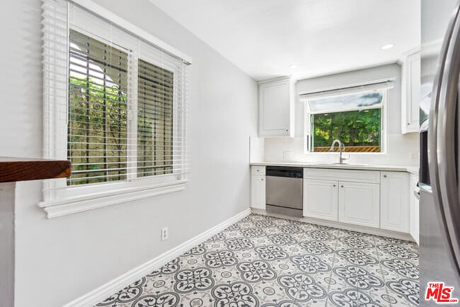 Building Photo - 920 Westbourne Dr